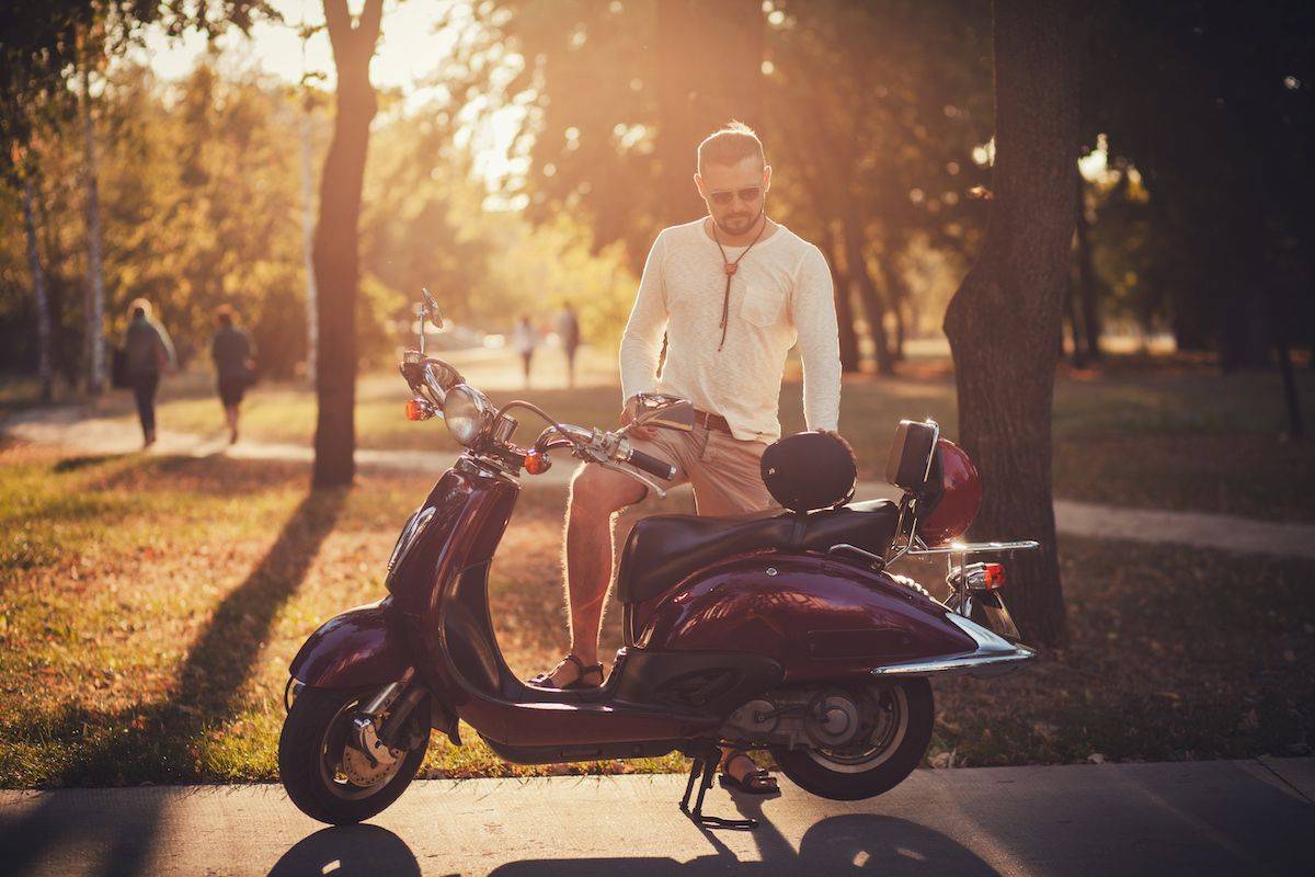 Image d'un homme découvrant les avantages de la location d'un scooter à Málaga