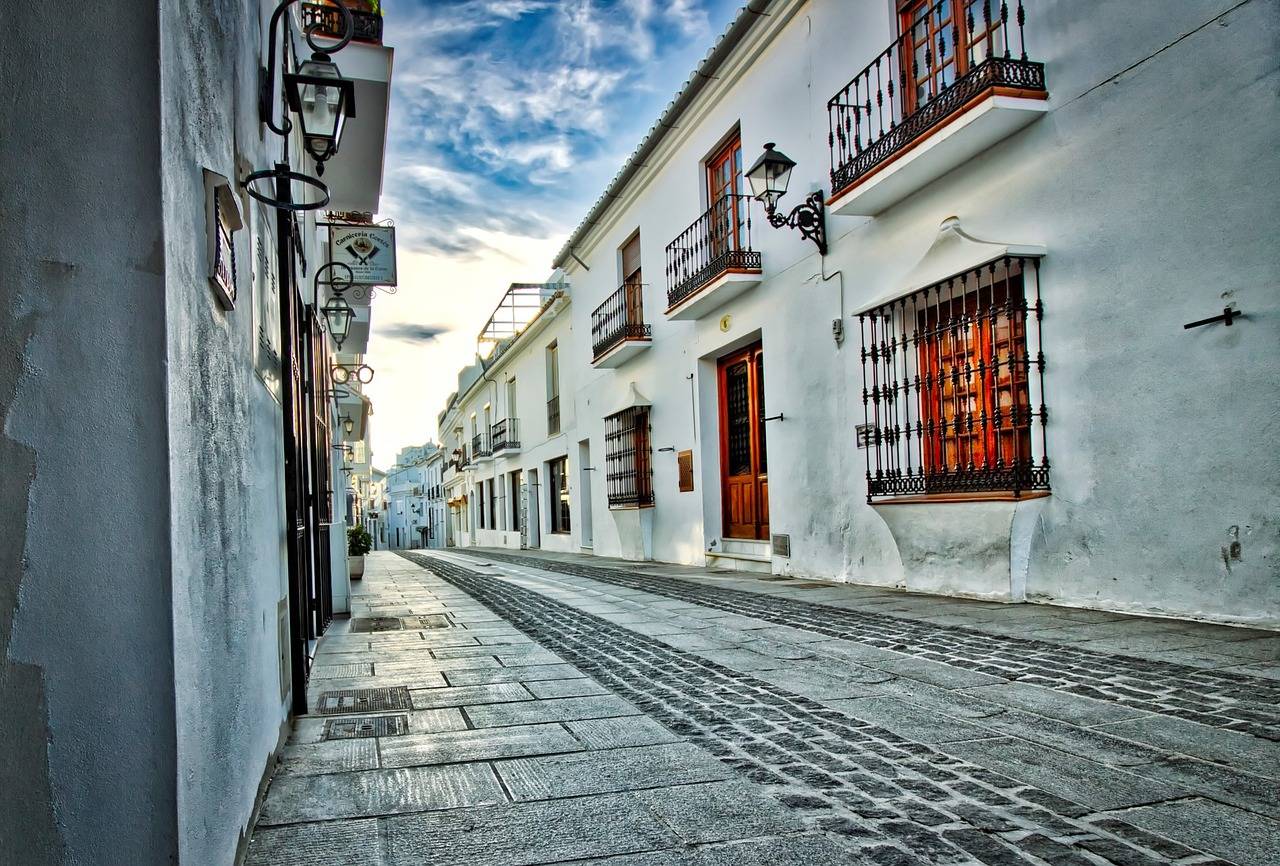 Fachada de pueblo blanco en Málaga uno de los más bonitos pueblos para pasar durante un viaje en coche por Málaga